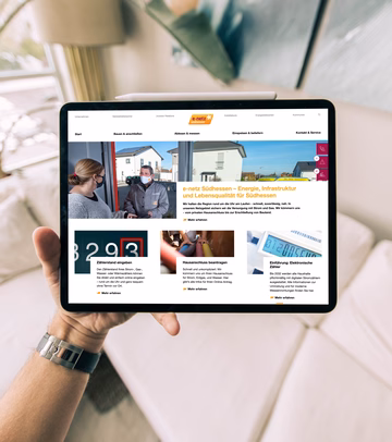 Eine Hand hält ein iPad
