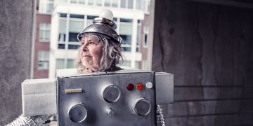 Eine ältere Frau in einem Roboterkostüm.