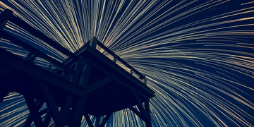 Verläufe visualisieren um Trends für Menschen begreifbar zu machen. Ein Feuerwerk im dunklen Himmel.
