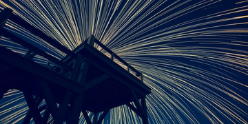 Verläufe visualisieren um Trends für Menschen begreifbar zu machen. Ein Feuerwerk im dunklen Himmel.
