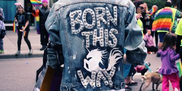 Eine Person in einer Lederjacke die eine Aufschrift trägt: Born this way.