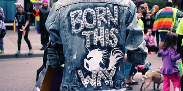 Eine Person in einer Lederjacke die eine Aufschrift trägt: Born this way.